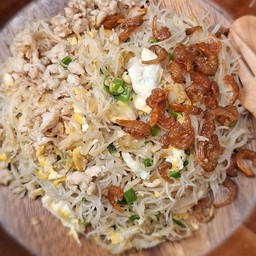 หมี่ผัดโบราณกุ้งแห้งกรอบ