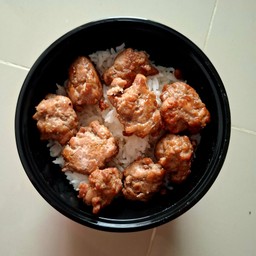 หมูก้อนทอดกระเทียมราดข้าว