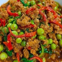 ข้าวหน้าหมูสับผัดพริกแกงใส่มะเขือพวง