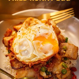 หมูกรอบคั่วพริกเกลือไข่ดาวเยิ้ม