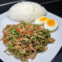 ข้าว หมูสับผัดกะปิชะอม+ไข่ต้ม