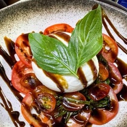 บูราต้า คาเปรเซ่