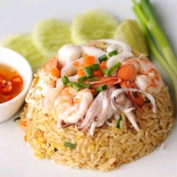 ข้าวผัดกุ้งปลาหมึก