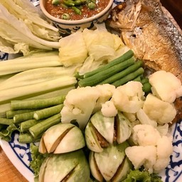 น้ำพริกกะปิ + ปลาทูทอด + ผักสด