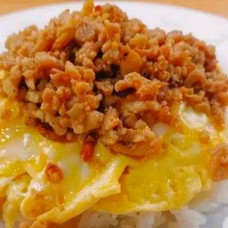 ข้าวหมูสับกระเทียมไข่ข้น