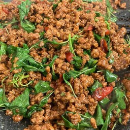 กระเพราหมูสับราดข้าว