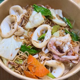 ผัดมาม่า หมึก   มาม่า 2 ก้อน