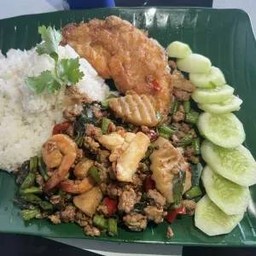 กระเพาถาด  (ทะเลรวม+ไข่ดาว)