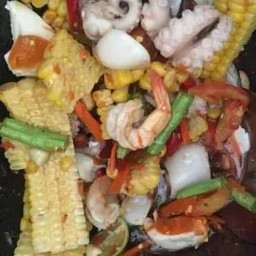 ตำข้าวโพดไข้เค็มหมึกกุ้งสุก
