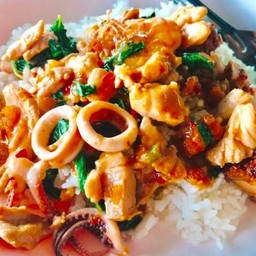 กระเพราทะเลราดข้าว