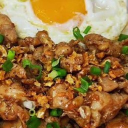 ข้าวหมูกระเทียมพริกไทย ไข่ดาว