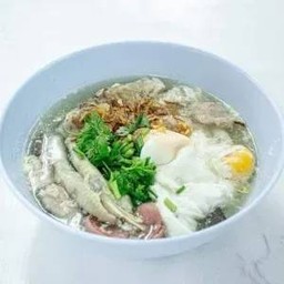 ก๋วยจั๊บใส่ไข่