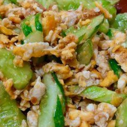 ผัดแตงกวาใส่ไข่ราดข้าว