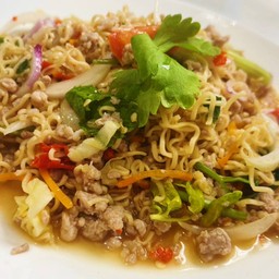 ยำมาม่าหมูสับ