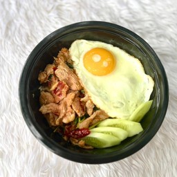 กระเพราพริกแห้งหมูชิ้นราดข้าว+ไข่ดาว