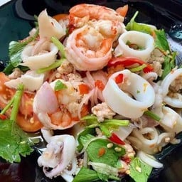 ยำมาม่า หมู หมึก กุ้ง