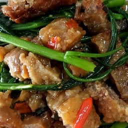 ผัดผักบุ้งหมูกรอบเป็นกับข้าว