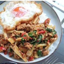 กระเพราหน่อไม้ไก่สับ