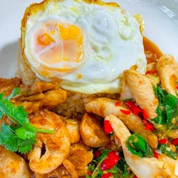 กระเพราไก่ราดข้าว