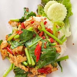 ข้าวคะน้าไก่ชิ้นฮังการี