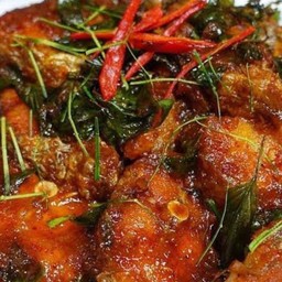 ผัดพริกแกงปลาดุกราดข้าว