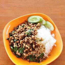 ข้าวกะเพราพริกแห้งแซ่บๆจ้า