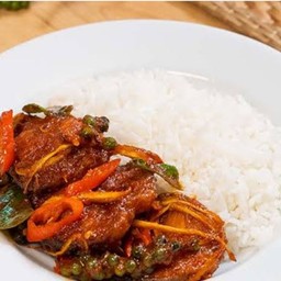 ผัดเผ็ดปลาดุกราดข้าว