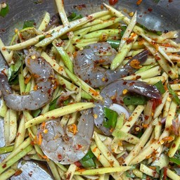 ยำมะม่วงกุ้งสด