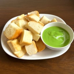 ขนมปังนึ่งสังขยาใบเตย