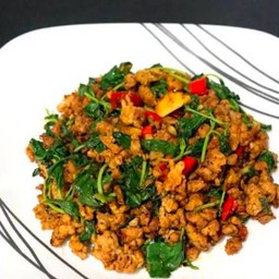 กระเพราหมูเป็นกับข้าว