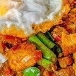 ข้าว พริกแกงไก่ ไข่ดาว