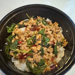 ข้าวกระเพราพริกแห้งหมูสับ