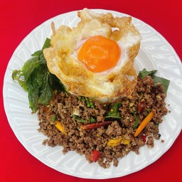 ข้าวราดเนื้อผัดกะเพราคั่วแห้ง+ไข่ดาว