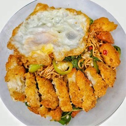 มาม่ากะเพราไก่กรอบ+ไข่ดาว