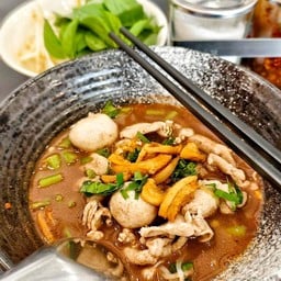 ก๋วยเตี๋ยวน้ำตกหมูกากหมูเจียว