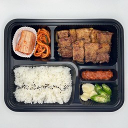 ข้าวกล่องหมูสามชั้น (รสซีอิ๊ว)