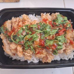 ข้าวไก่กรอบซอสกระเพรา