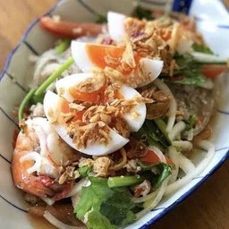 ยำวุ้นเส้นทะเลหมูสับ ไข่ต้ม