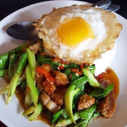 คะน้าหมูกรอบราดข้าว