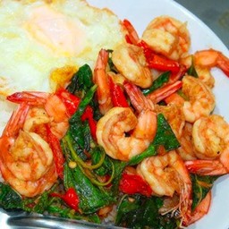 กระเพรากุ้งราดข้าว