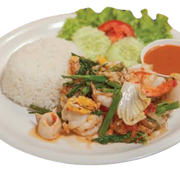 สุกี้แห้งราดข้าวรวมมิตร หมู ไก่ กุ้ง หมึกกรอบ หมึกกล้วย กุ้ง