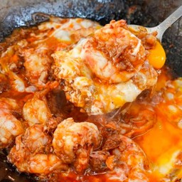 กุ้งกระเทียมไข่เยิ้มราดข้าว