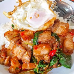 กระเพราหมูกรอบราดข้าว