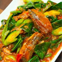 คะน้าปลากระป๋องราดข้าว