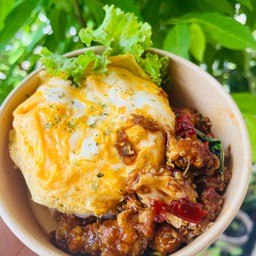 ข้าวกะเพราไก่กรอบพริกแห้งไข่ข้นลาวา