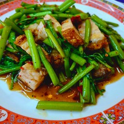 ข้าวราดผัดผักบุ้งหมูกรอบ