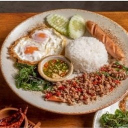 กระเพราเนื้อบดแองกัสฟูลออฟชั่น