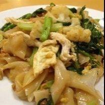 ผัดซีอิ๋วไก่เส้นใหญ่