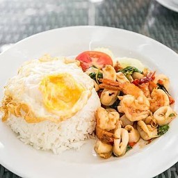 กะเพราทะเล (กุ้ง+ปลาดอลลีี+ปลาหมึก)