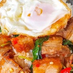 ข้าว กระเพรา หมูกรอบไข่ดาว